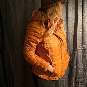 lightweight Puffer Jacket, stuffs into small pack, brand new  great color,